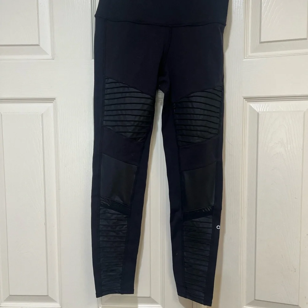 ALO Yoga High Waist‎ Moto Leggings Black Glossy Size medium Yoga Stretch Sporty